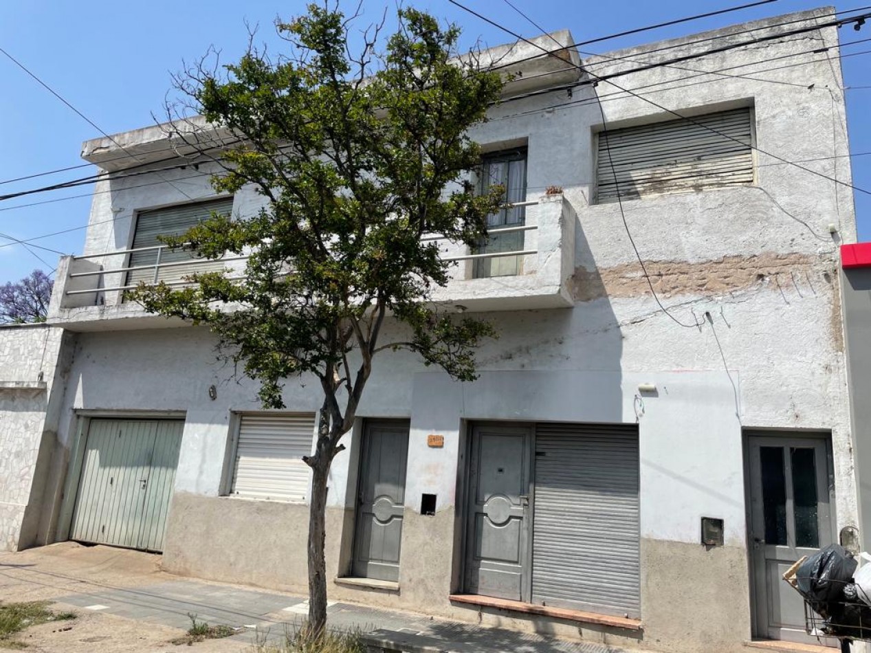 Casa en zona Centro Barrio Alberdi ,calle santa rosa 2900 cuenta con 4 departamentos 