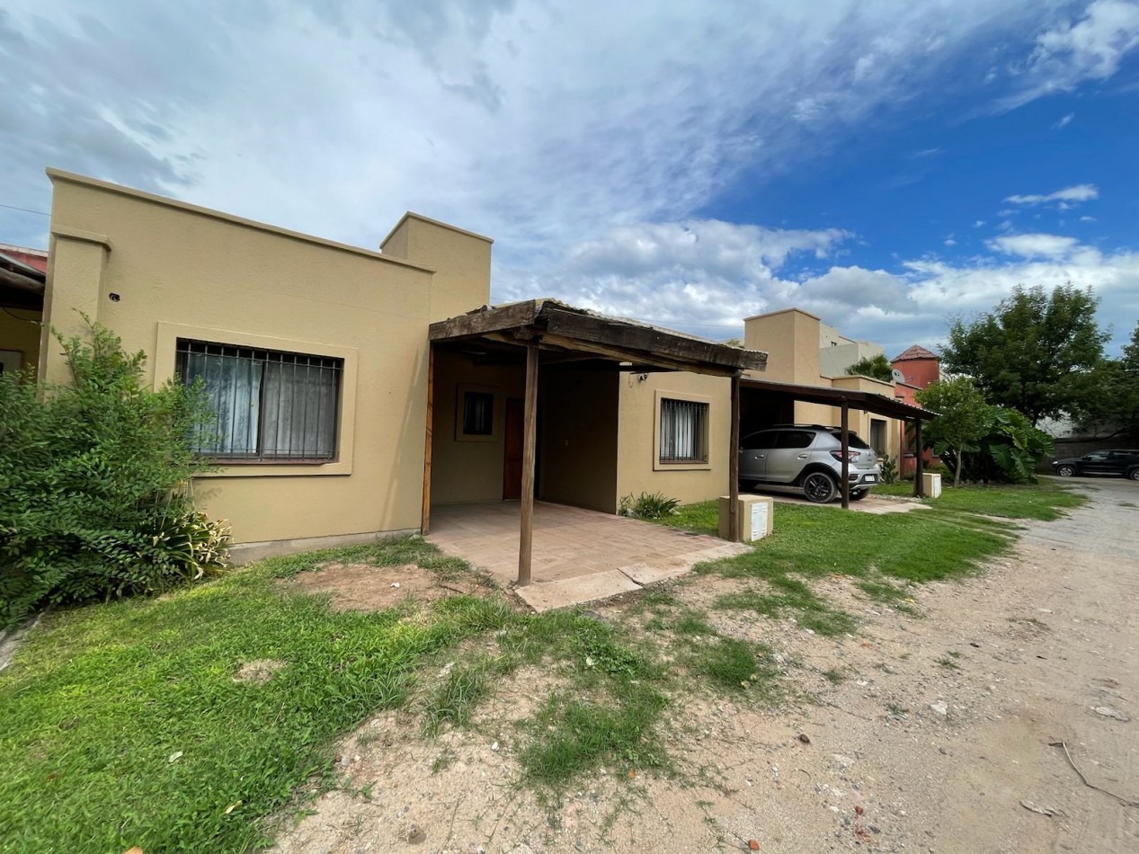 Venta de Casa de dos dormitorios con cochera, en Barrio quebrada de las rosas housing cerrado en av don bosco 6120 APPTO CREDITO