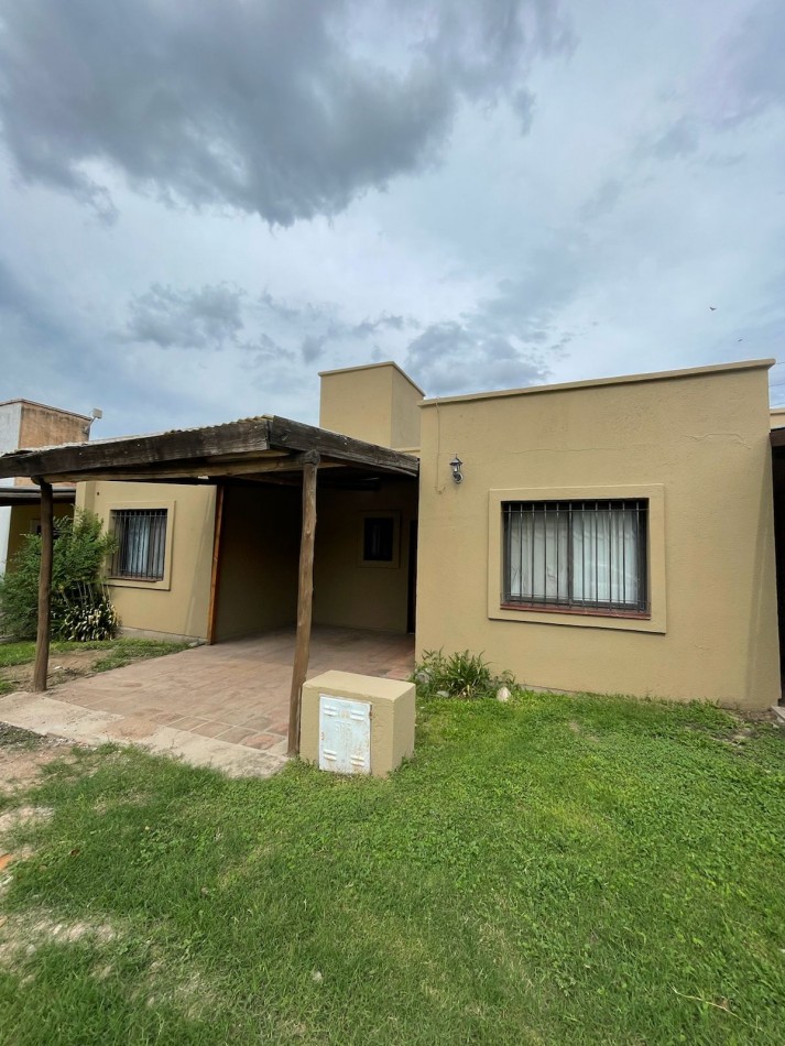 Venta de Casa de dos dormitorios con cochera, en Barrio quebrada de las rosas housing cerrado en av don bosco 6120 APPTO CREDITO