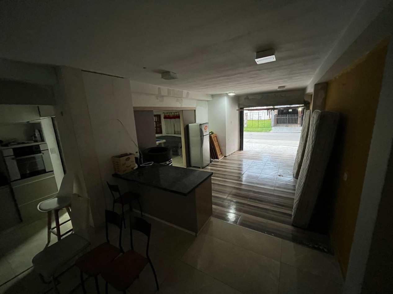 OPERTUNIDAD EN VENTA Casa de 4 dormitorios, cochera, pileta y quincho remodelado a nuevo. Se encuentra en B. General La Madrid, a una cuadra de Av. Santa Ana.CON ESCRITURA