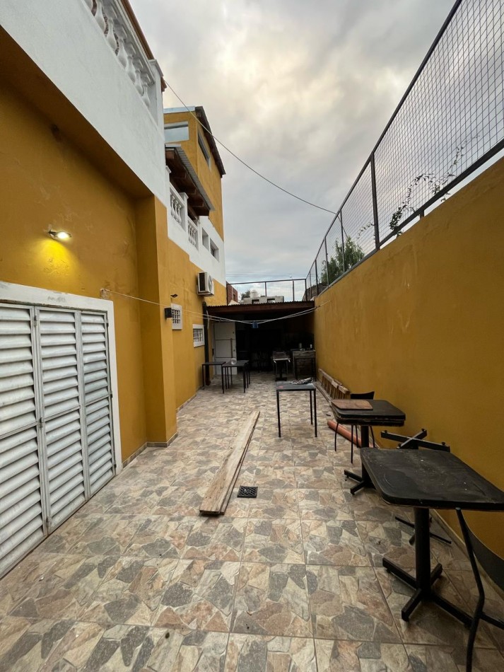 OPERTUNIDAD EN VENTA Casa de 4 dormitorios, cochera, pileta y quincho remodelado a nuevo. Se encuentra en B. General La Madrid, a una cuadra de Av. Santa Ana.CON ESCRITURA
