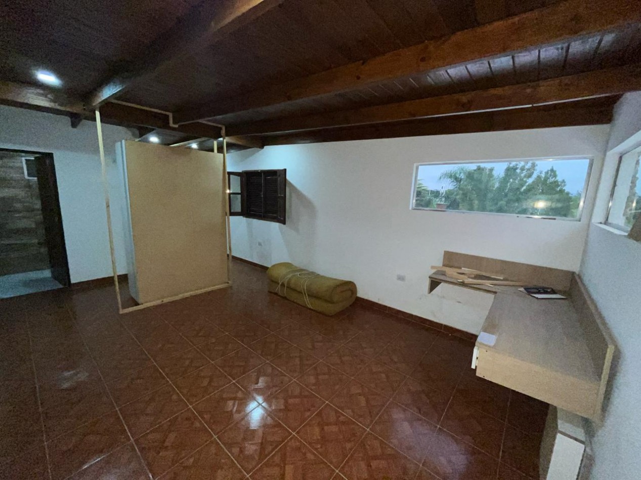OPERTUNIDAD EN VENTA Casa de 4 dormitorios, cochera, pileta y quincho remodelado a nuevo. Se encuentra en B. General La Madrid, a una cuadra de Av. Santa Ana.CON ESCRITURA