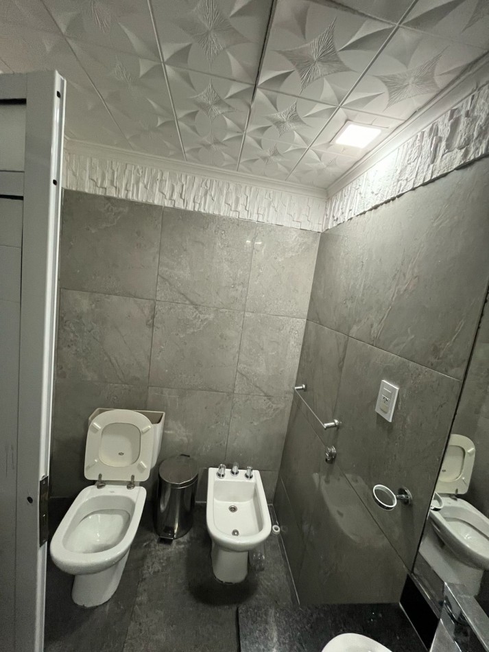 OPERTUNIDAD EN VENTA Casa de 4 dormitorios, cochera, pileta y quincho remodelado a nuevo. Se encuentra en B. General La Madrid, a una cuadra de Av. Santa Ana.CON ESCRITURA