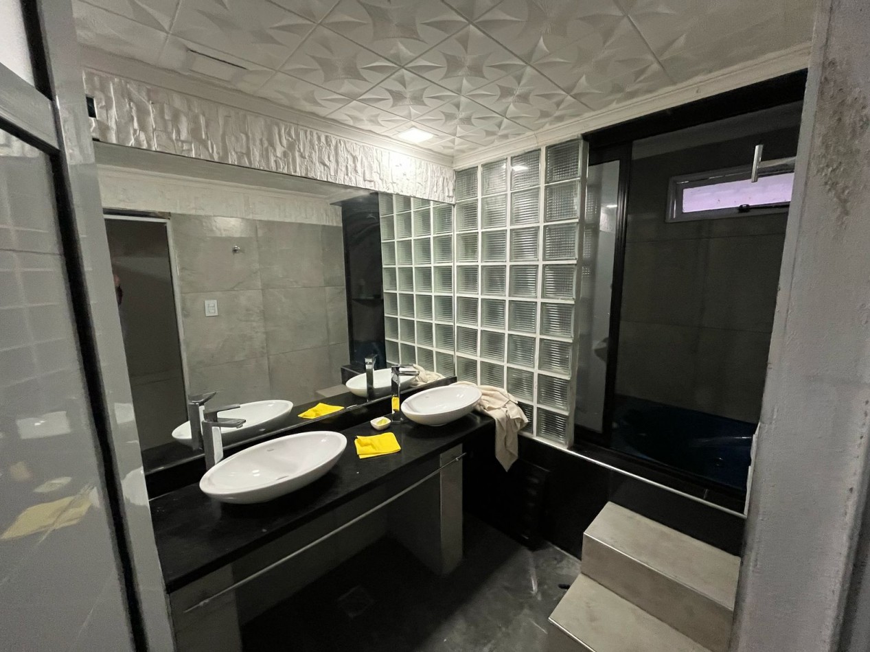OPERTUNIDAD EN VENTA Casa de 4 dormitorios, cochera, pileta y quincho remodelado a nuevo. Se encuentra en B. General La Madrid, a una cuadra de Av. Santa Ana.CON ESCRITURA
