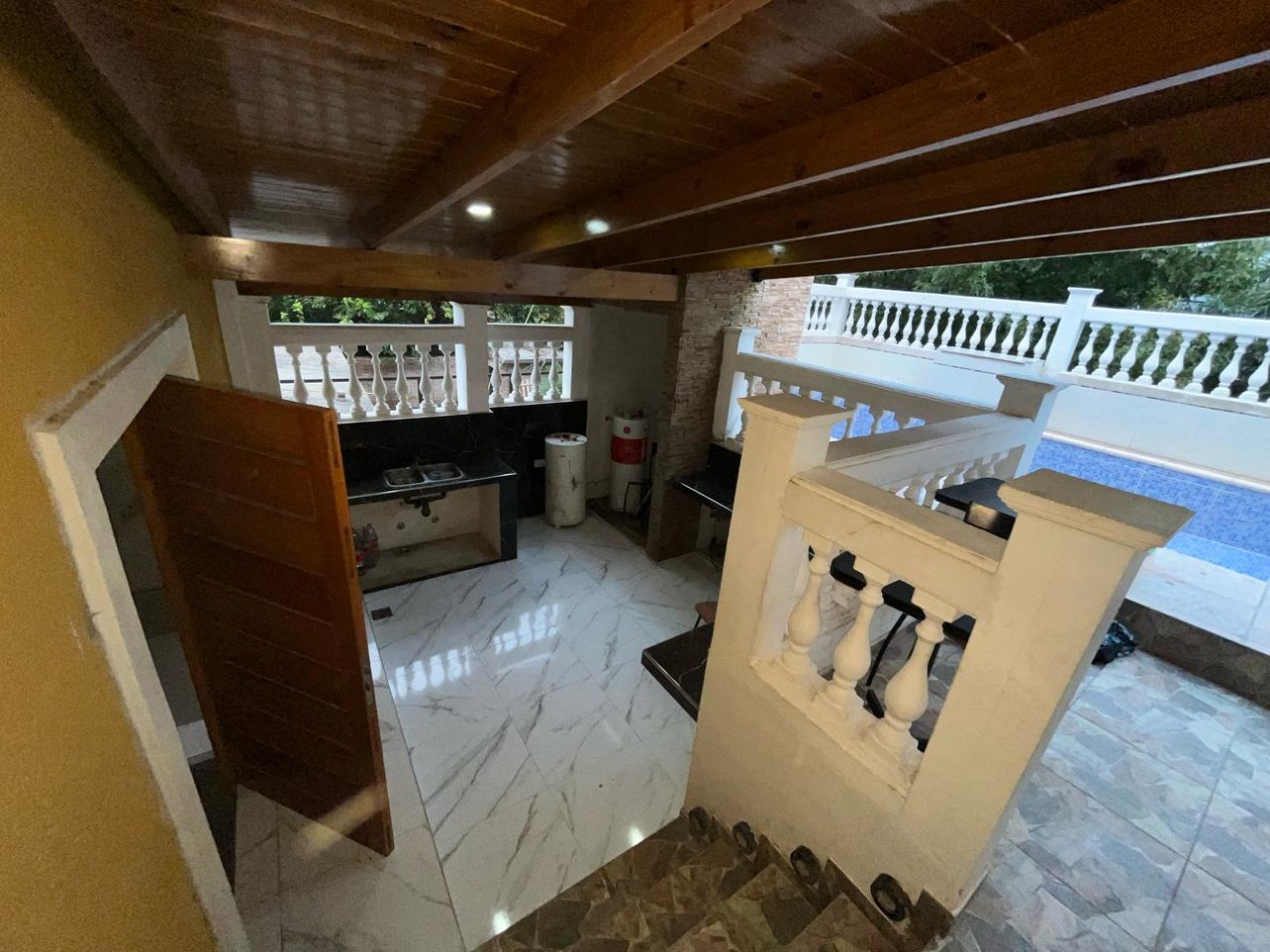 OPERTUNIDAD EN VENTA Casa de 4 dormitorios, cochera, pileta y quincho remodelado a nuevo. Se encuentra en B. General La Madrid, a una cuadra de Av. Santa Ana.CON ESCRITURA