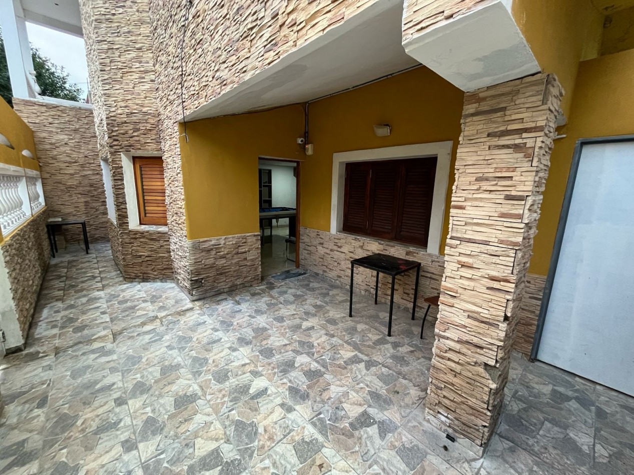 OPERTUNIDAD EN VENTA Casa de 4 dormitorios, cochera, pileta y quincho remodelado a nuevo. Se encuentra en B. General La Madrid, a una cuadra de Av. Santa Ana.CON ESCRITURA