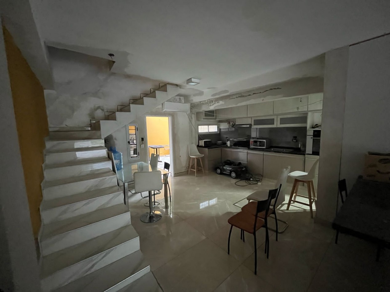 OPERTUNIDAD EN VENTA Casa de 4 dormitorios, cochera, pileta y quincho remodelado a nuevo. Se encuentra en B. General La Madrid, a una cuadra de Av. Santa Ana.CON ESCRITURA