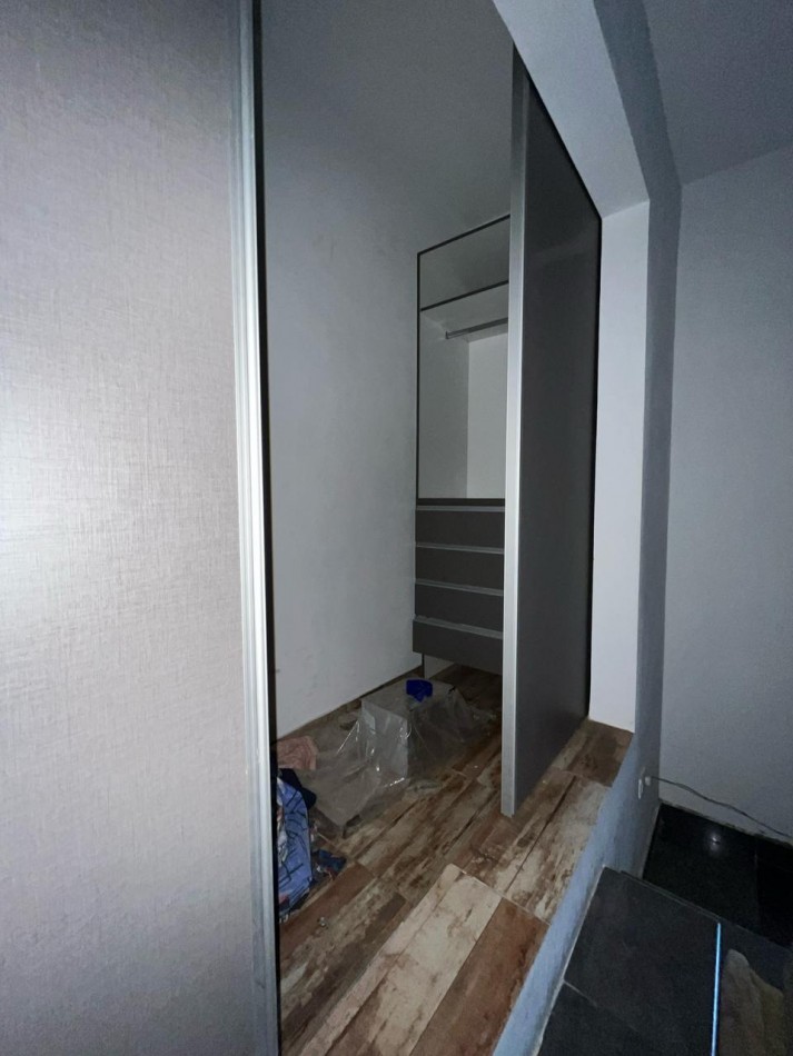 OPERTUNIDAD EN VENTA Casa de 4 dormitorios, cochera, pileta y quincho remodelado a nuevo. Se encuentra en B. General La Madrid, a una cuadra de Av. Santa Ana.CON ESCRITURA