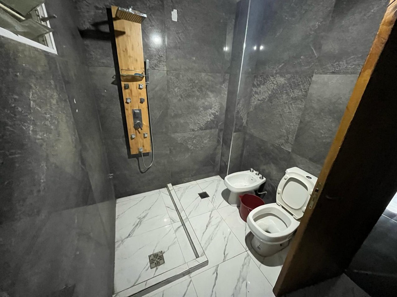 OPERTUNIDAD EN VENTA Casa de 4 dormitorios, cochera, pileta y quincho remodelado a nuevo. Se encuentra en B. General La Madrid, a una cuadra de Av. Santa Ana.CON ESCRITURA