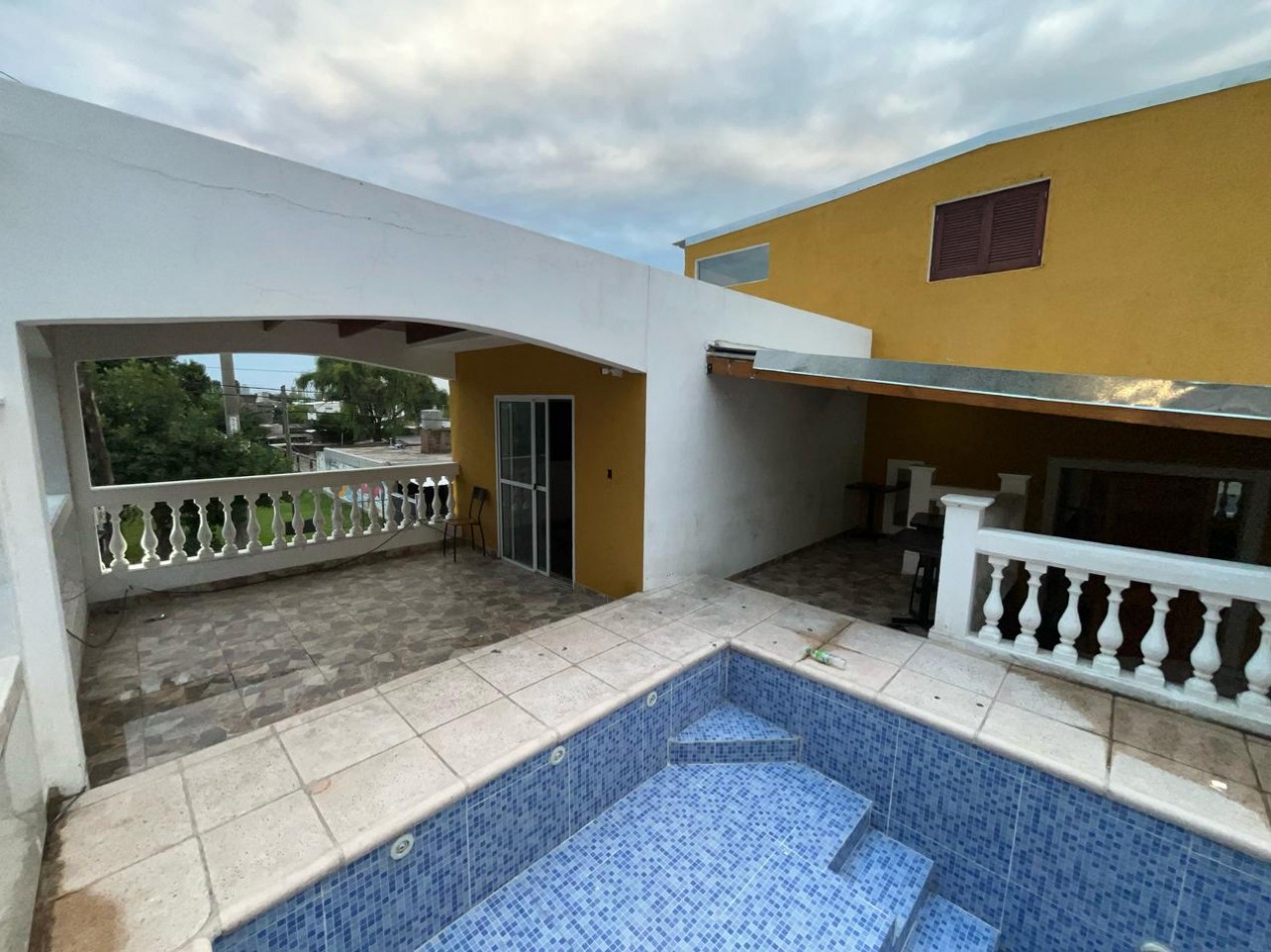 OPERTUNIDAD EN VENTA Casa de 4 dormitorios, cochera, pileta y quincho remodelado a nuevo. Se encuentra en B. General La Madrid, a una cuadra de Av. Santa Ana.CON ESCRITURA