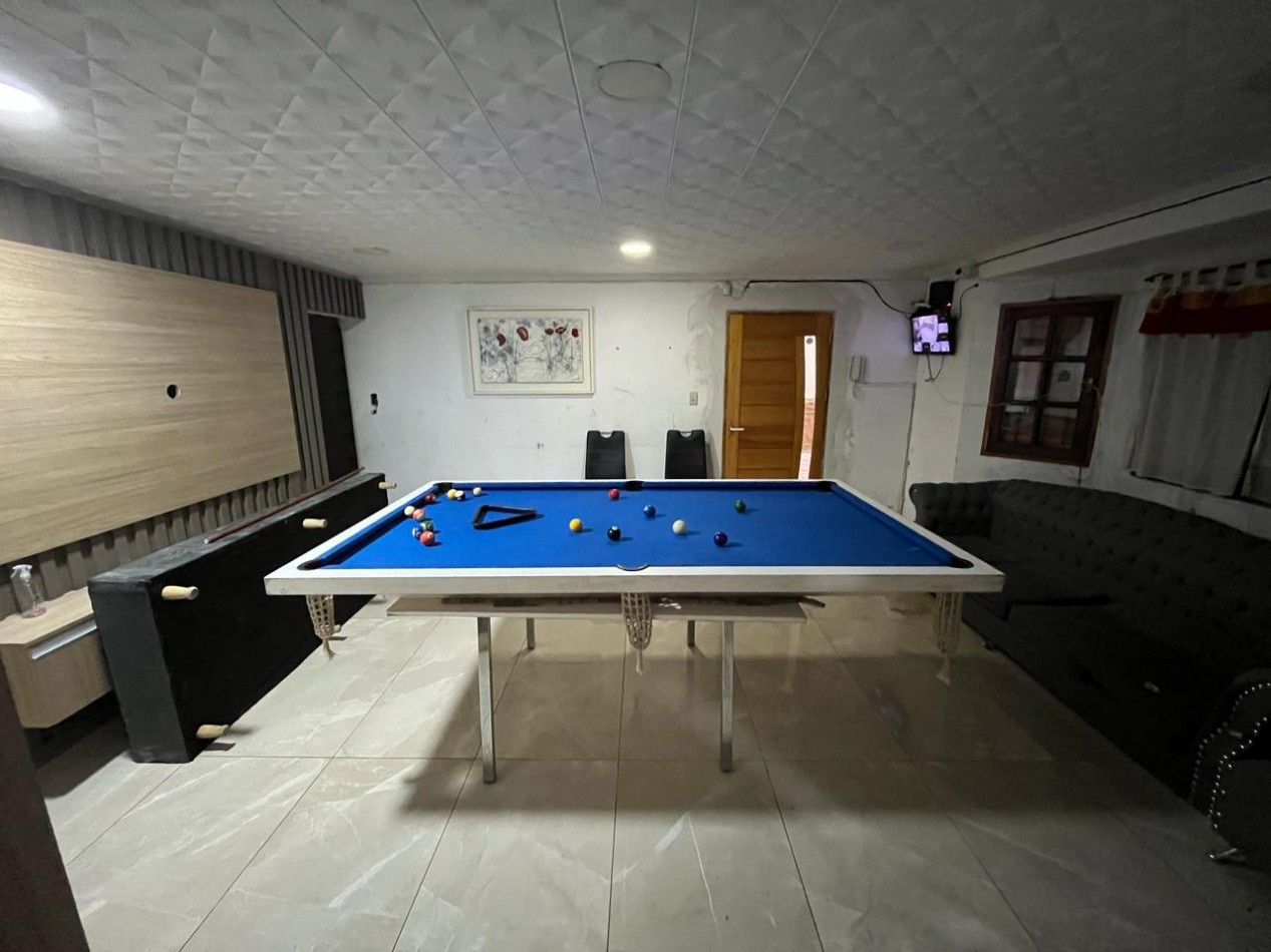 OPERTUNIDAD EN VENTA Casa de 4 dormitorios, cochera, pileta y quincho remodelado a nuevo. Se encuentra en B. General La Madrid, a una cuadra de Av. Santa Ana.CON ESCRITURA