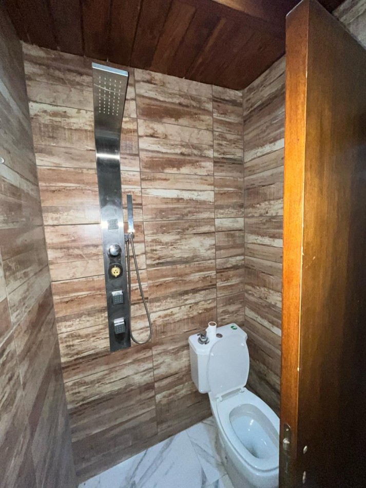 OPERTUNIDAD EN VENTA Casa de 4 dormitorios, cochera, pileta y quincho remodelado a nuevo. Se encuentra en B. General La Madrid, a una cuadra de Av. Santa Ana.CON ESCRITURA