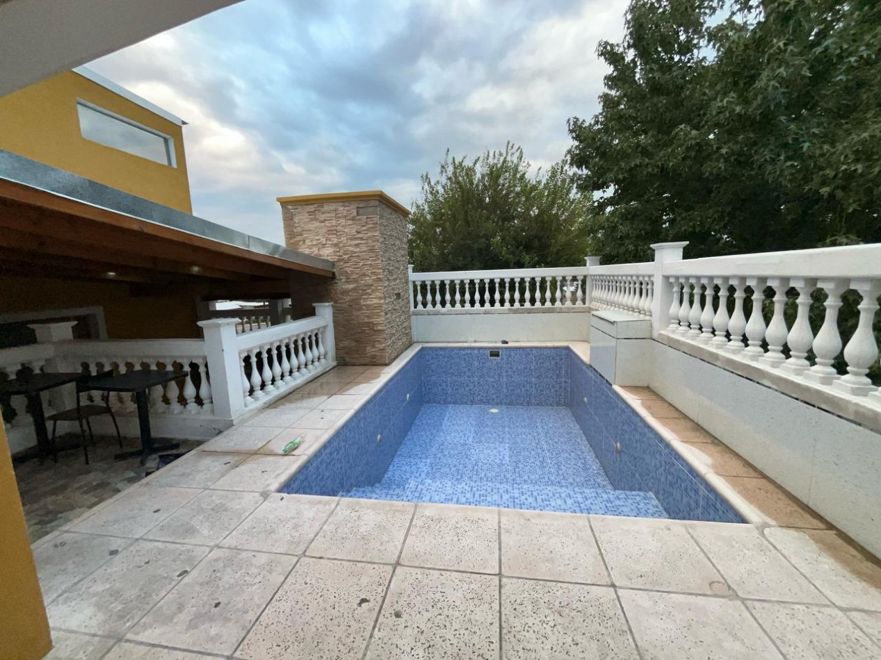 OPERTUNIDAD EN VENTA Casa de 4 dormitorios, cochera, pileta y quincho remodelado a nuevo. Se encuentra en B. General La Madrid, a una cuadra de Av. Santa Ana.CON ESCRITURA