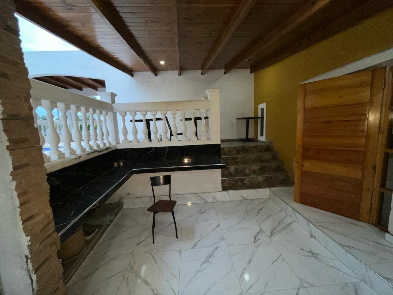 OPERTUNIDAD EN VENTA Casa de 4 dormitorios, cochera, pileta y quincho remodelado a nuevo. Se encuentra en B. General La Madrid, a una cuadra de Av. Santa Ana.CON ESCRITURA