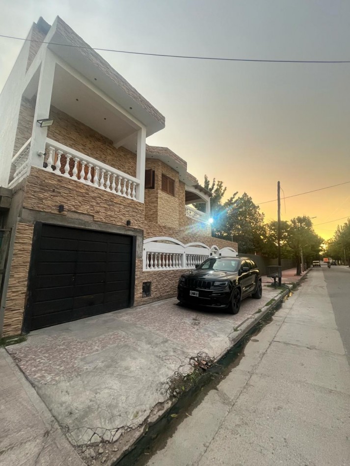 OPERTUNIDAD EN VENTA Casa de 4 dormitorios, cochera, pileta y quincho remodelado a nuevo. Se encuentra en B. General La Madrid, a una cuadra de Av. Santa Ana.CON ESCRITURA