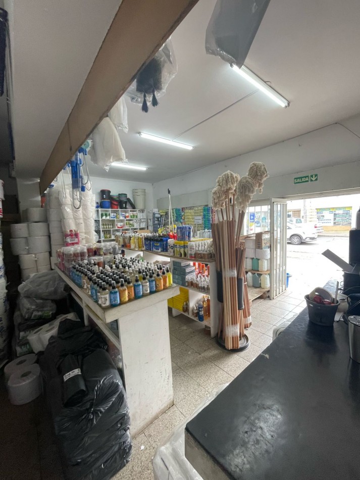 SE VENDE LOCAL ESQUINA + DEPTO DE 2 DORMITORIOS (ideal para oficinas) + 3 GALPONES TECHADOS. Ubicacion privilegiada: BV LOS GRANADEROS Casi esquina con MOSEÑOR P. CABRERA.