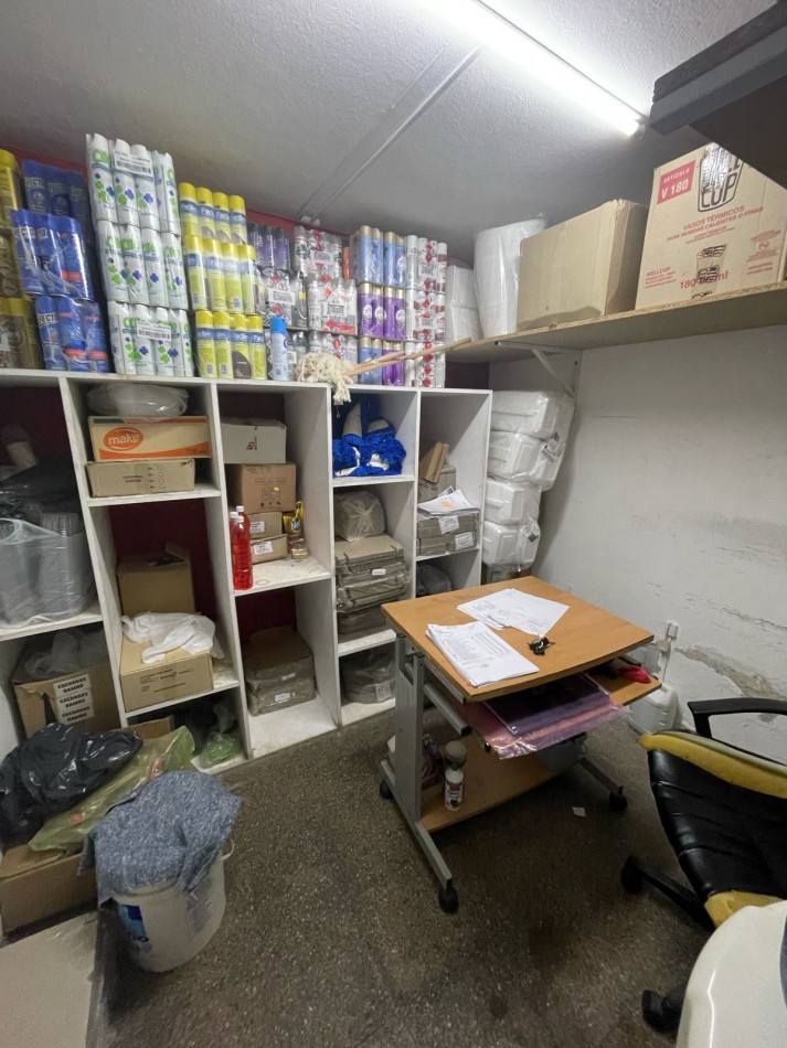 SE VENDE LOCAL ESQUINA + DEPTO DE 2 DORMITORIOS (ideal para oficinas) + 3 GALPONES TECHADOS. Ubicacion privilegiada: BV LOS GRANADEROS Casi esquina con MOSEÑOR P. CABRERA.