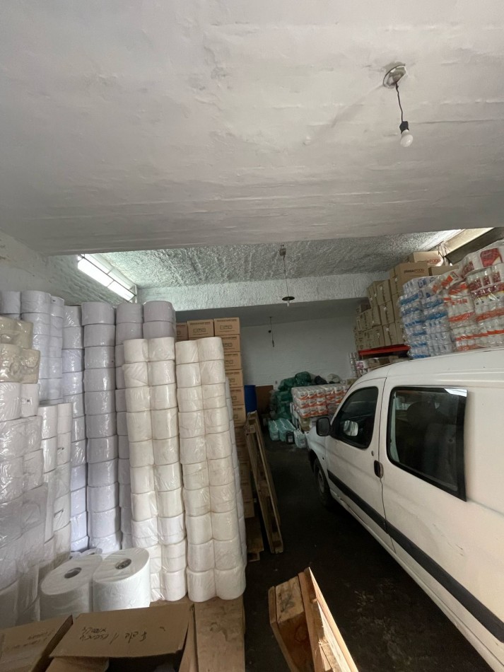 SE VENDE LOCAL ESQUINA + DEPTO DE 2 DORMITORIOS (ideal para oficinas) + 3 GALPONES TECHADOS. Ubicacion privilegiada: BV LOS GRANADEROS Casi esquina con MOSEÑOR P. CABRERA.