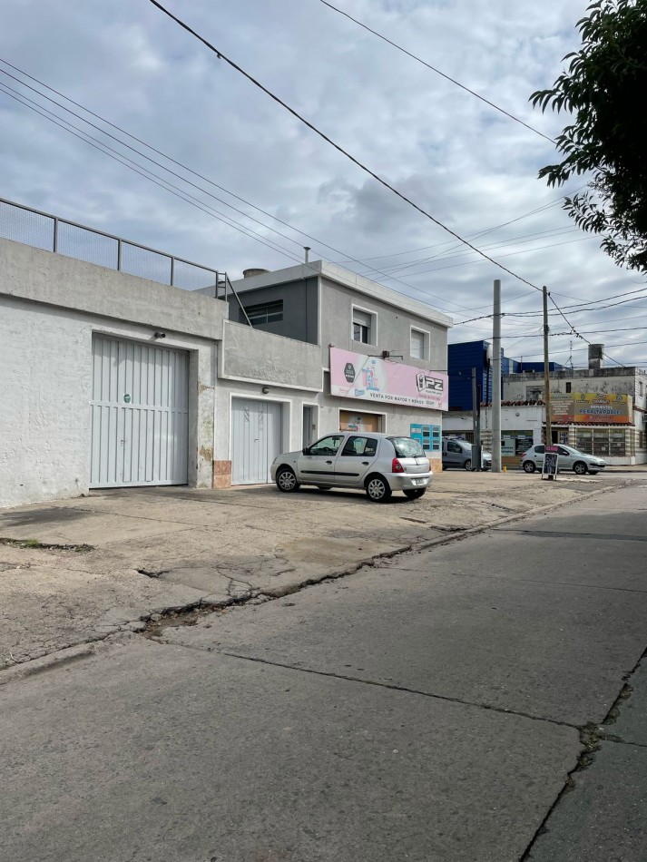 SE VENDE LOCAL ESQUINA + DEPTO DE 2 DORMITORIOS (ideal para oficinas) + 3 GALPONES TECHADOS. Ubicacion privilegiada: BV LOS GRANADEROS Casi esquina con MOSEÑOR P. CABRERA.
