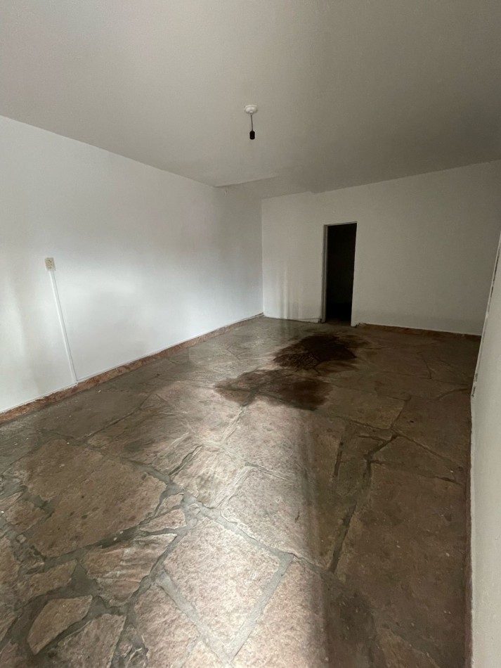 SE VENDE LOCAL ESQUINA + DEPTO DE 2 DORMITORIOS (ideal para oficinas) + 3 GALPONES TECHADOS. Ubicacion privilegiada: BV LOS GRANADEROS Casi esquina con MOSEÑOR P. CABRERA.