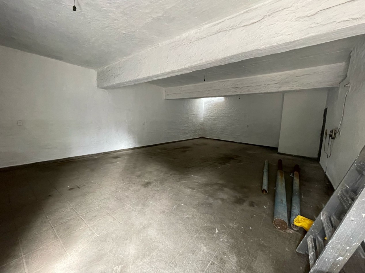 SE VENDE LOCAL ESQUINA + DEPTO DE 2 DORMITORIOS (ideal para oficinas) + 3 GALPONES TECHADOS. Ubicacion privilegiada: BV LOS GRANADEROS Casi esquina con MOSEÑOR P. CABRERA.
