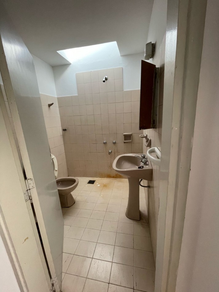 SE VENDE LOCAL ESQUINA + DEPTO DE 2 DORMITORIOS (ideal para oficinas) + 3 GALPONES TECHADOS. Ubicacion privilegiada: BV LOS GRANADEROS Casi esquina con MOSEÑOR P. CABRERA.