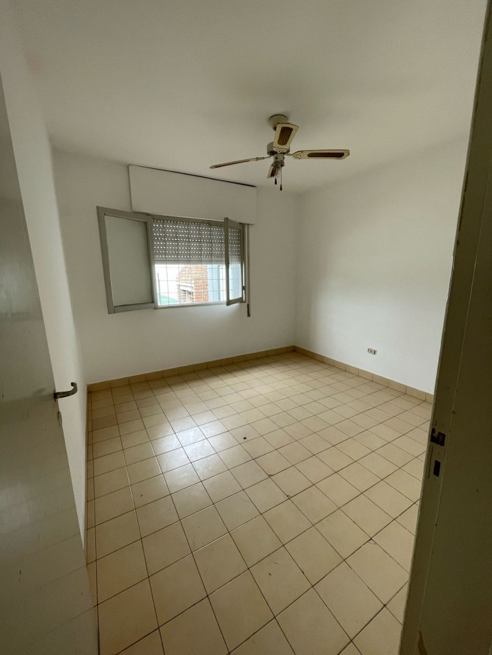 SE VENDE LOCAL ESQUINA + DEPTO DE 2 DORMITORIOS (ideal para oficinas) + 3 GALPONES TECHADOS. Ubicacion privilegiada: BV LOS GRANADEROS Casi esquina con MOSEÑOR P. CABRERA.