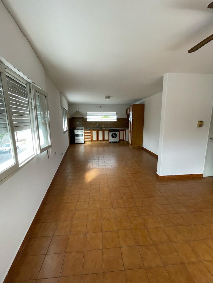 SE VENDE LOCAL ESQUINA + DEPTO DE 2 DORMITORIOS (ideal para oficinas) + 3 GALPONES TECHADOS. Ubicacion privilegiada: BV LOS GRANADEROS Casi esquina con MOSEÑOR P. CABRERA.