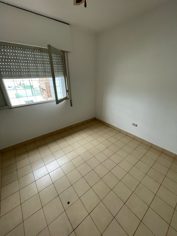 SE VENDE LOCAL ESQUINA + DEPTO DE 2 DORMITORIOS (ideal para oficinas) + 3 GALPONES TECHADOS. Ubicacion privilegiada: BV LOS GRANADEROS Casi esquina con MOSEÑOR P. CABRERA.