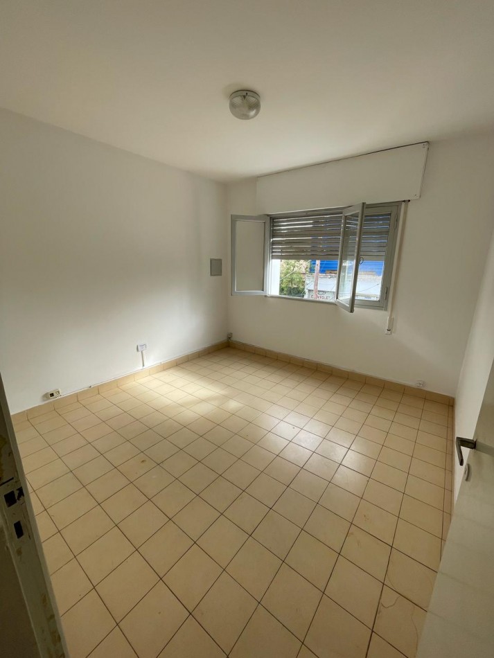 SE VENDE LOCAL ESQUINA + DEPTO DE 2 DORMITORIOS (ideal para oficinas) + 3 GALPONES TECHADOS. Ubicacion privilegiada: BV LOS GRANADEROS Casi esquina con MOSEÑOR P. CABRERA.