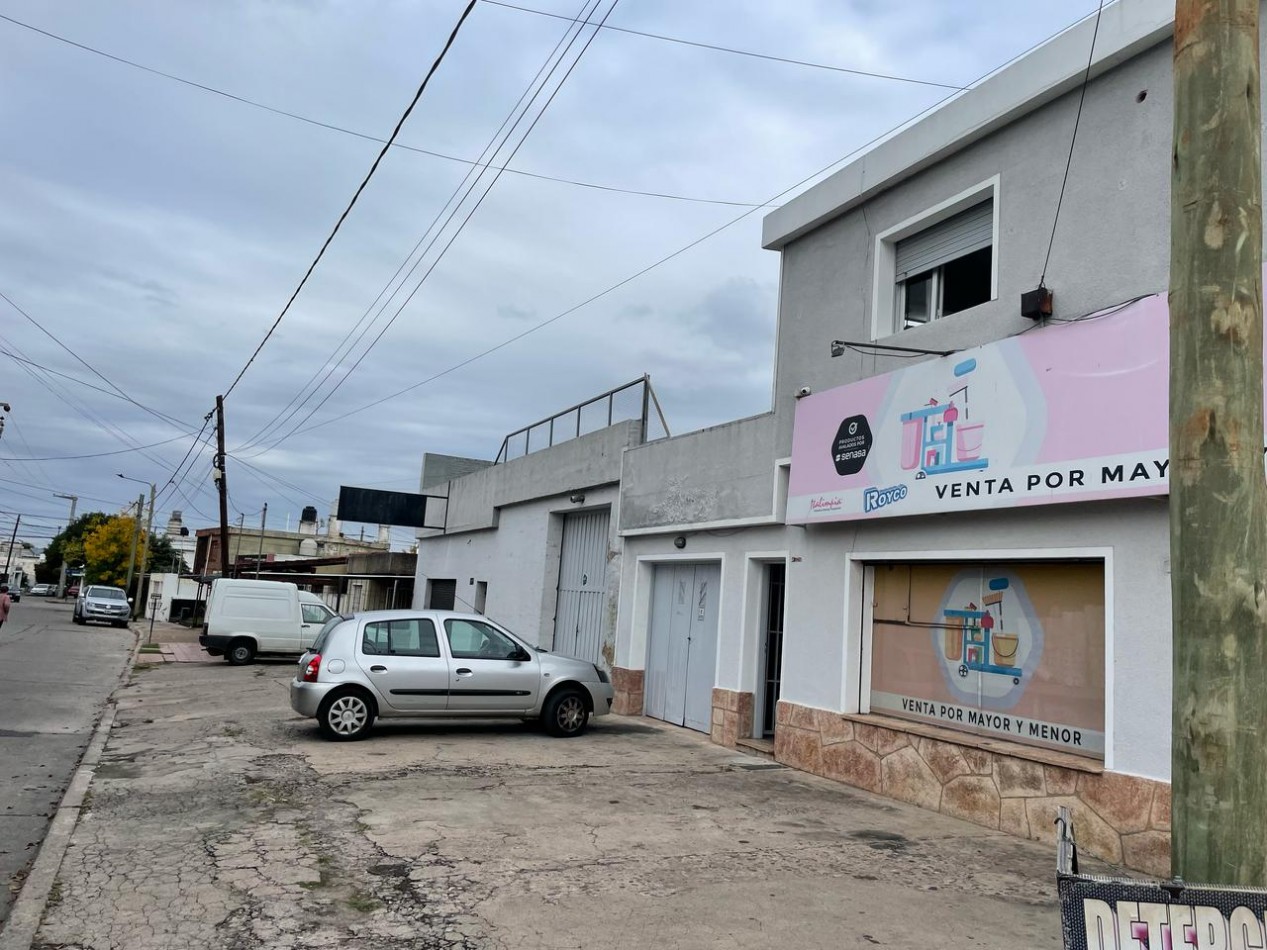 SE VENDE LOCAL ESQUINA + DEPTO DE 2 DORMITORIOS (ideal para oficinas) + 3 GALPONES TECHADOS. Ubicacion privilegiada: BV LOS GRANADEROS Casi esquina con MOSEÑOR P. CABRERA.