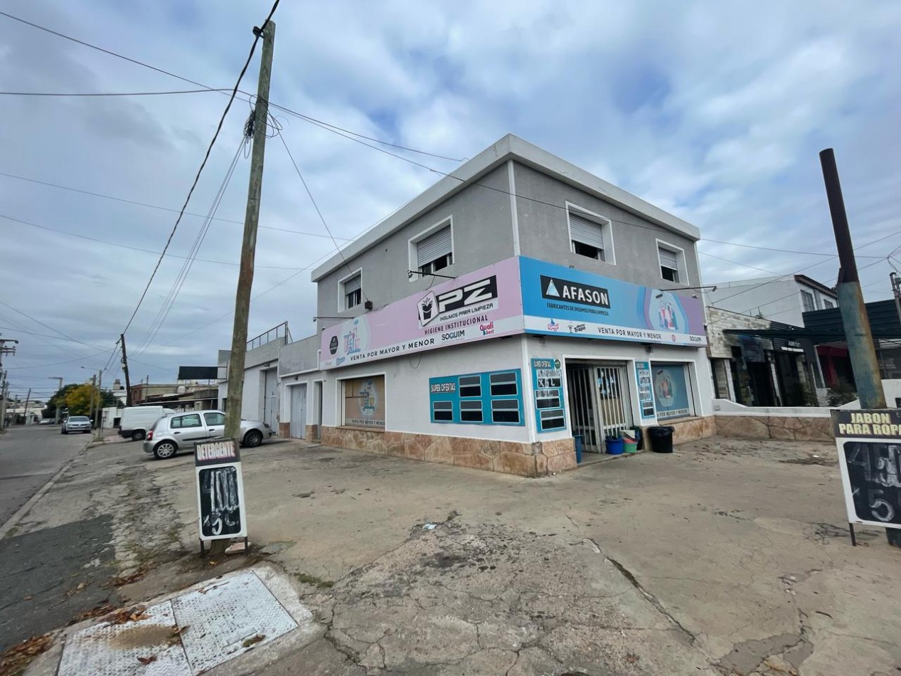 SE VENDE LOCAL ESQUINA + DEPTO DE 2 DORMITORIOS (ideal para oficinas) + 3 GALPONES TECHADOS. Ubicacion privilegiada: BV LOS GRANADEROS Casi esquina con MOSEÑOR P. CABRERA.