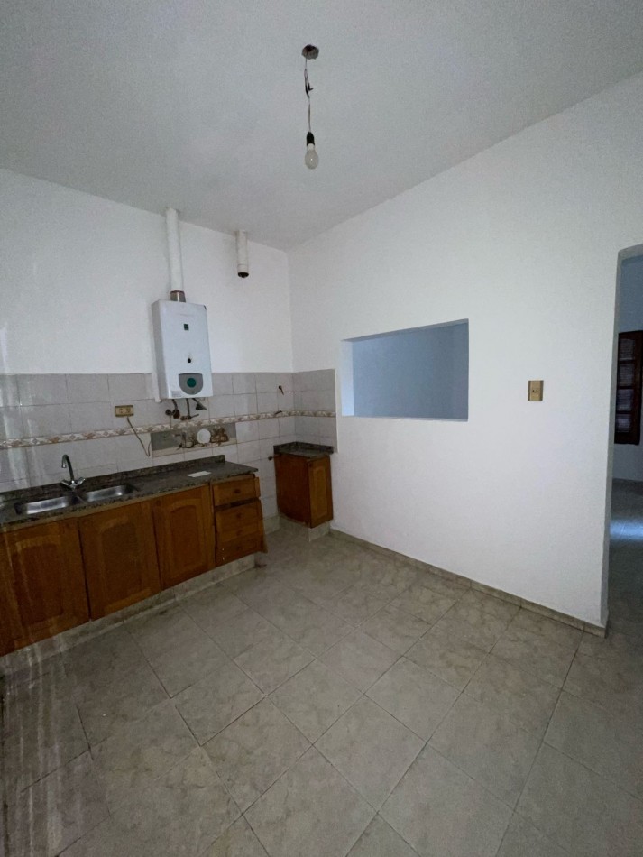 CASA EN DE DOS DORMITORIOS APPTO CREDITO EN BARRIO YAPEYU CON ENTRADA INDEPENDENTE HACIA COCHERA PARA 8 AUTOS