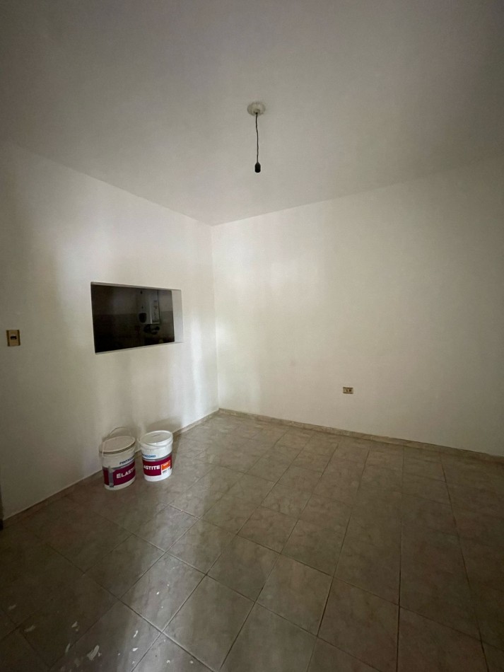 CASA EN DE DOS DORMITORIOS APPTO CREDITO EN BARRIO YAPEYU CON ENTRADA INDEPENDENTE HACIA COCHERA PARA 8 AUTOS