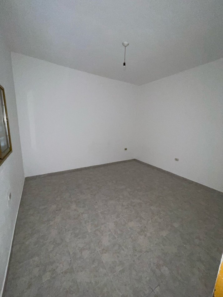 CASA EN DE DOS DORMITORIOS APPTO CREDITO EN BARRIO YAPEYU CON ENTRADA INDEPENDENTE HACIA COCHERA PARA 8 AUTOS