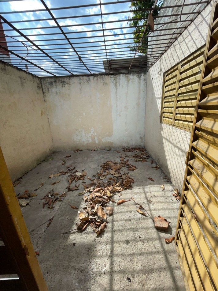 CASA EN DE DOS DORMITORIOS APPTO CREDITO EN BARRIO YAPEYU CON ENTRADA INDEPENDENTE HACIA COCHERA PARA 8 AUTOS