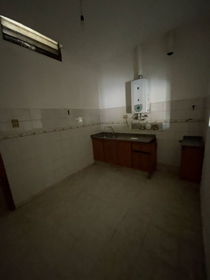 CASA EN DE DOS DORMITORIOS APPTO CREDITO EN BARRIO YAPEYU CON ENTRADA INDEPENDENTE HACIA COCHERA PARA 8 AUTOS