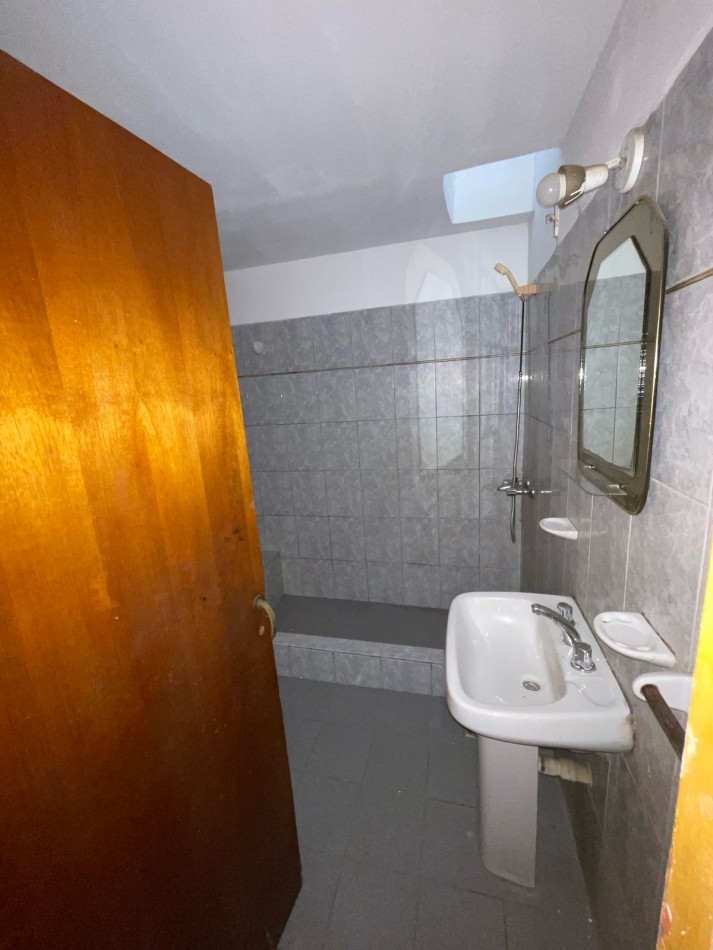 CASA EN DE DOS DORMITORIOS APPTO CREDITO EN BARRIO YAPEYU CON ENTRADA INDEPENDENTE HACIA COCHERA PARA 8 AUTOS