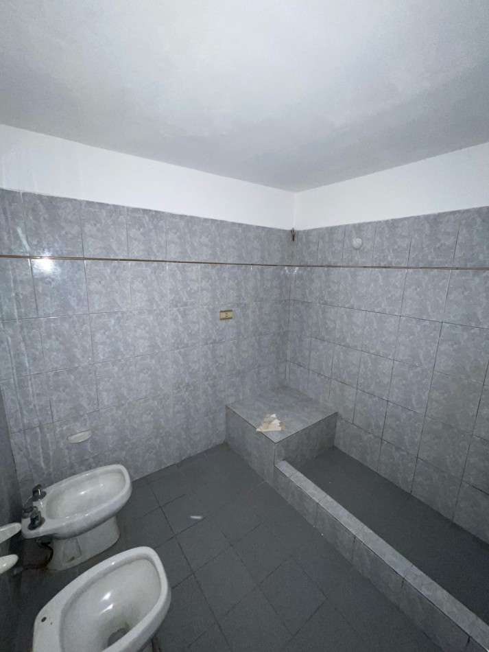 CASA EN DE DOS DORMITORIOS APPTO CREDITO EN BARRIO YAPEYU CON ENTRADA INDEPENDENTE HACIA COCHERA PARA 8 AUTOS