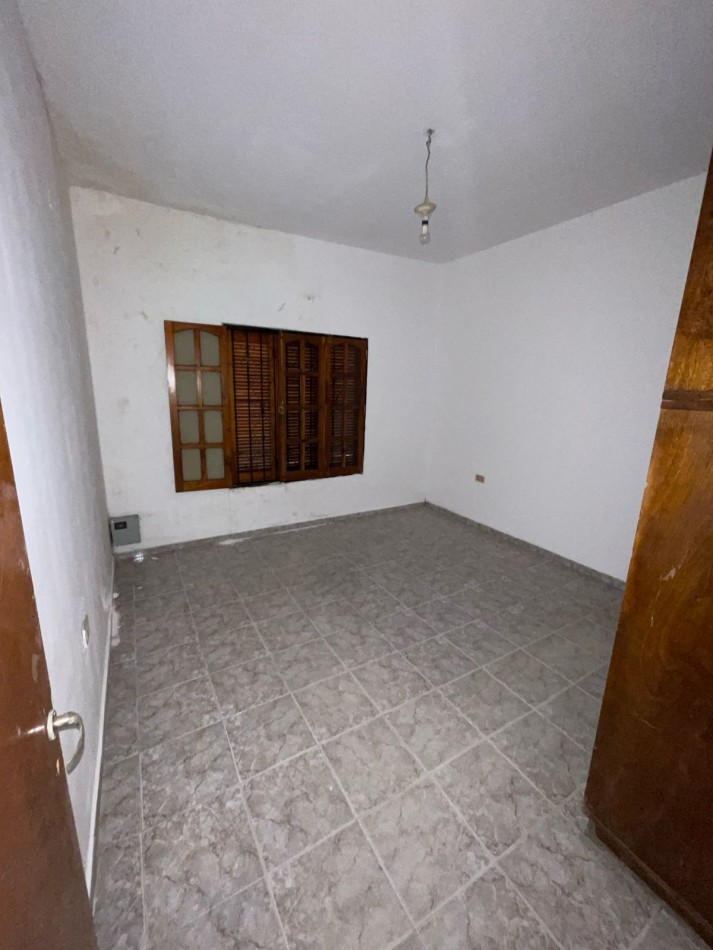 CASA EN DE DOS DORMITORIOS APPTO CREDITO EN BARRIO YAPEYU CON ENTRADA INDEPENDENTE HACIA COCHERA PARA 8 AUTOS