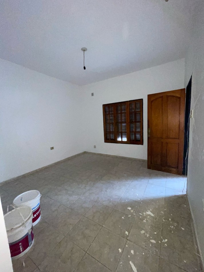 CASA EN DE DOS DORMITORIOS APPTO CREDITO EN BARRIO YAPEYU CON ENTRADA INDEPENDENTE HACIA COCHERA PARA 8 AUTOS