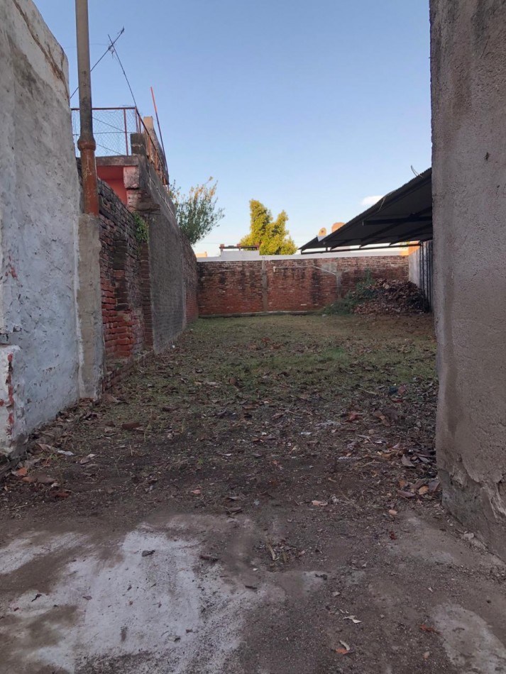 CASA EN DE DOS DORMITORIOS APPTO CREDITO EN BARRIO YAPEYU CON ENTRADA INDEPENDENTE HACIA COCHERA PARA 8 AUTOS