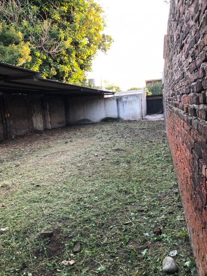 CASA EN DE DOS DORMITORIOS APPTO CREDITO EN BARRIO YAPEYU CON ENTRADA INDEPENDENTE HACIA COCHERA PARA 8 AUTOS
