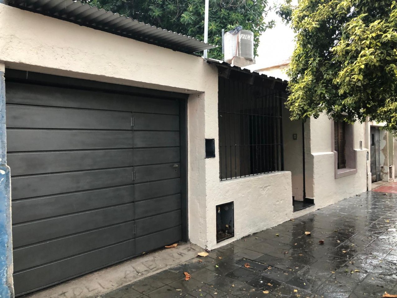 CASA EN DE DOS DORMITORIOS APPTO CREDITO EN BARRIO YAPEYU CON ENTRADA INDEPENDENTE HACIA COCHERA PARA 8 AUTOS