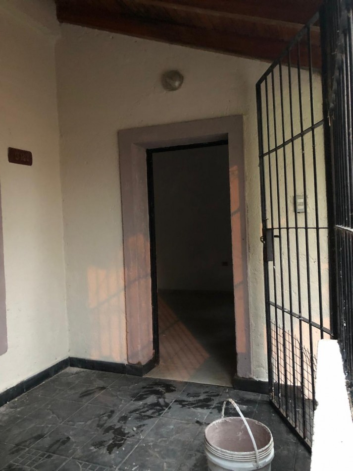 CASA EN DE DOS DORMITORIOS APPTO CREDITO EN BARRIO YAPEYU CON ENTRADA INDEPENDENTE HACIA COCHERA PARA 8 AUTOS