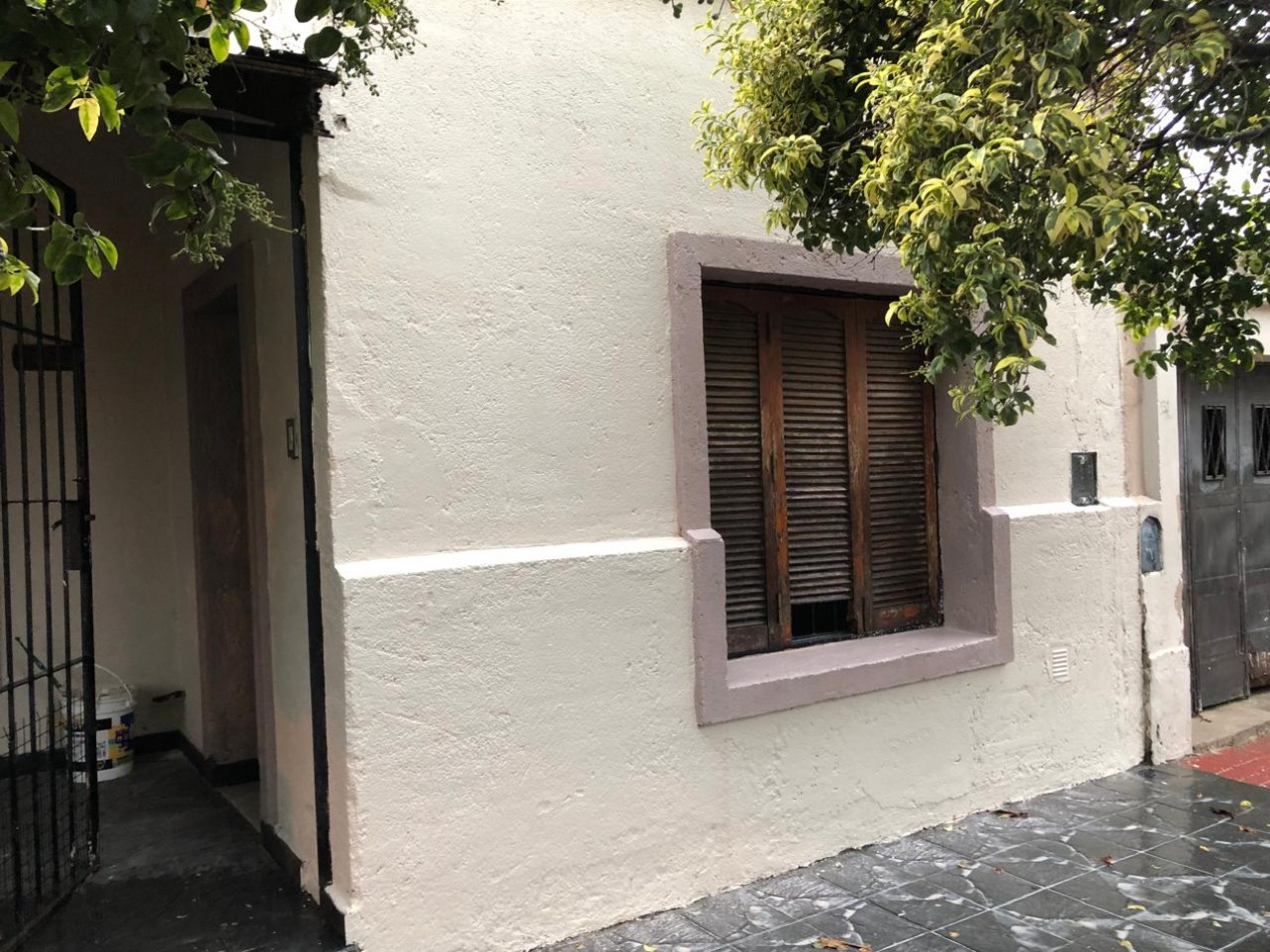 CASA EN DE DOS DORMITORIOS APPTO CREDITO EN BARRIO YAPEYU CON ENTRADA INDEPENDENTE HACIA COCHERA PARA 8 AUTOS