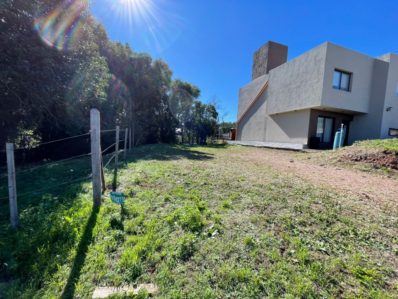 VENDEMOS LOTE DE 300 MTS EN ECO DE VILLA CATALINA, BARRIO PRIVADO. SERVICIOS DE AGUA Y LUZ(PILAR CONECTADO) CON ESCRITURA. APROBACION DE CONSTRUCCION POR EL MUNICIPIO