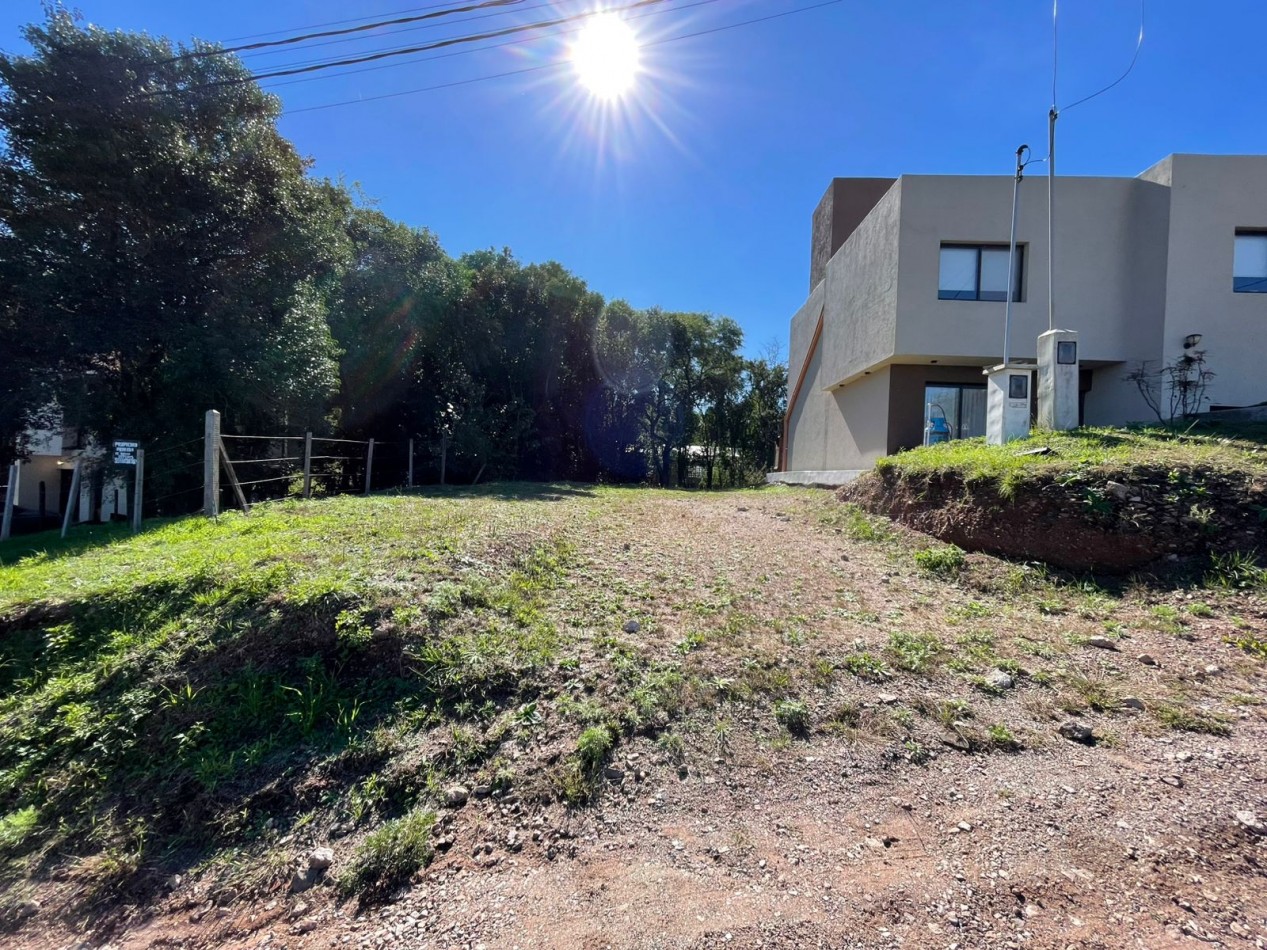 VENDEMOS LOTE DE 300 MTS EN ECO DE VILLA CATALINA, BARRIO PRIVADO. SERVICIOS DE AGUA Y LUZ(PILAR CONECTADO) CON ESCRITURA. APROBACION DE CONSTRUCCION POR EL MUNICIPIO