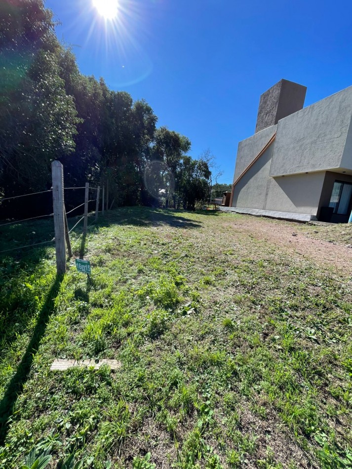 VENDEMOS LOTE DE 300 MTS EN ECO DE VILLA CATALINA, BARRIO PRIVADO. SERVICIOS DE AGUA Y LUZ(PILAR CONECTADO) CON ESCRITURA. APROBACION DE CONSTRUCCION POR EL MUNICIPIO
