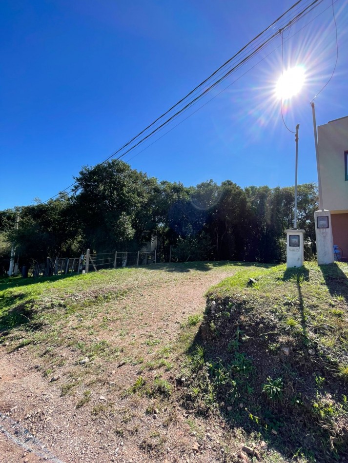 VENDEMOS LOTE DE 300 MTS EN ECO DE VILLA CATALINA, BARRIO PRIVADO. SERVICIOS DE AGUA Y LUZ(PILAR CONECTADO) CON ESCRITURA. APROBACION DE CONSTRUCCION POR EL MUNICIPIO